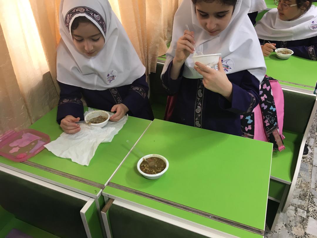 کنفرانس هلیا رسولی در مورد فواید مواد غذایی و پذیرایی از دوستانش